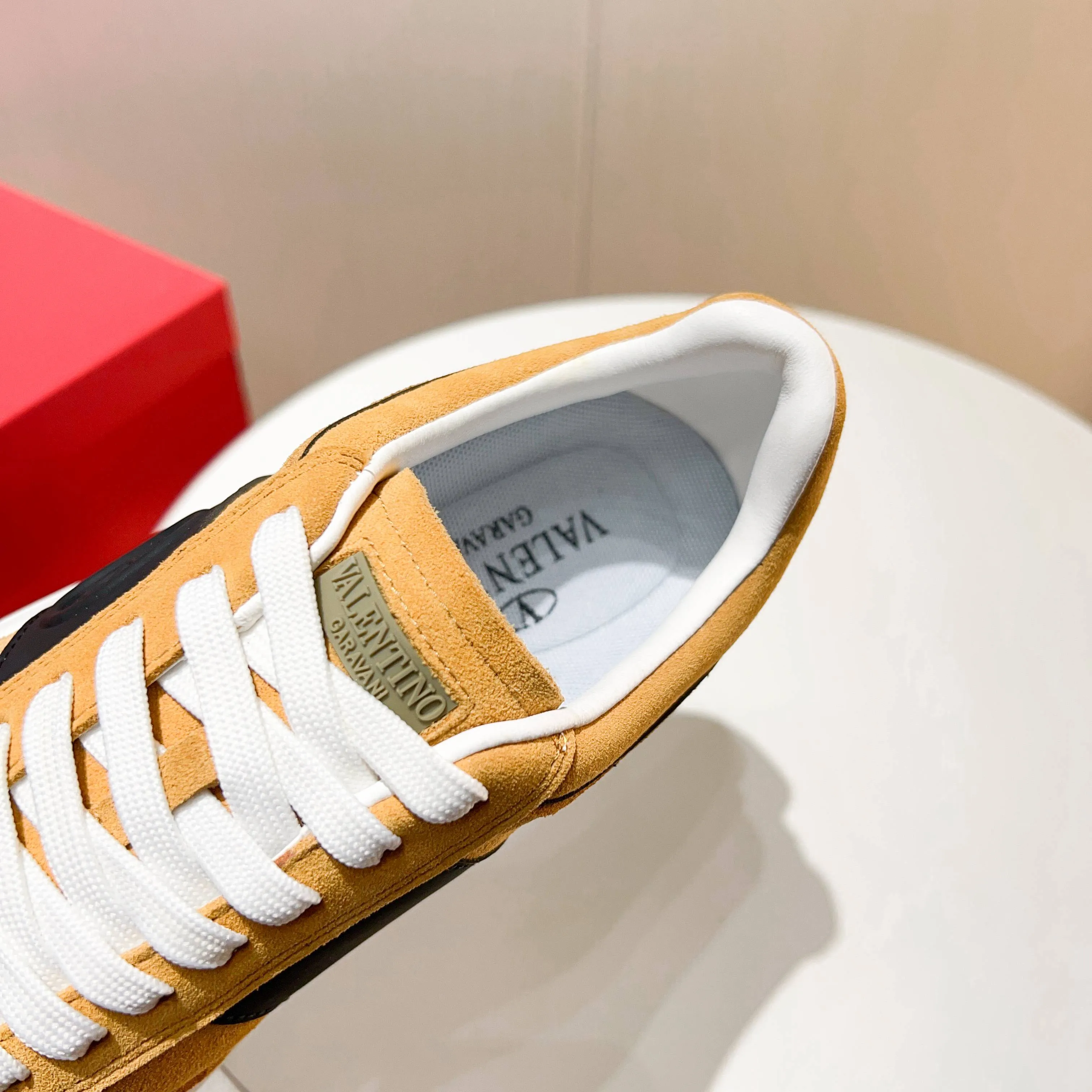 Ex-factory price: 520💰𝙑𝙖𝙡𝙚𝙣𝙩𝙞𝙣𝙤/Valentino𝙑𝙏 The latest official website main model in early autumn Classic continuation💯Making goods all year round🎁Wannian classic series sports and casual shoes💥, a must-have trendy item all year round🏆Many stars and Internet celebrities have performed it🔥 The original version is developed one to one, perfect last shape, VT iconic logo, logo printing on tongue and upper, original full set of packaging, full oil edge on the upper, T men's men's shoes💰u ultra-light combination outsole Comfortable on the feet, not squeezing the feet, fabric/first layer of cowhide. Lining/cow lining💕 Standard size: 38-44 (45 can be ordered)